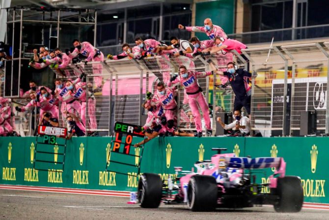 El piloto mexicano es aclamado por su equipo después de ganar el Gran Premio de Fórmula Uno de Sakhir el 6 de diciembre de 2020. Crédito: HAMAD I MOHAMMED / POOL / AFP a través de Getty Images