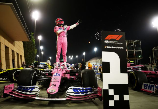 Sergio Pérez celebra en el parque cerrado durante el Gran Premio de F1. Crédito: Bryn Lennon / Getty Images