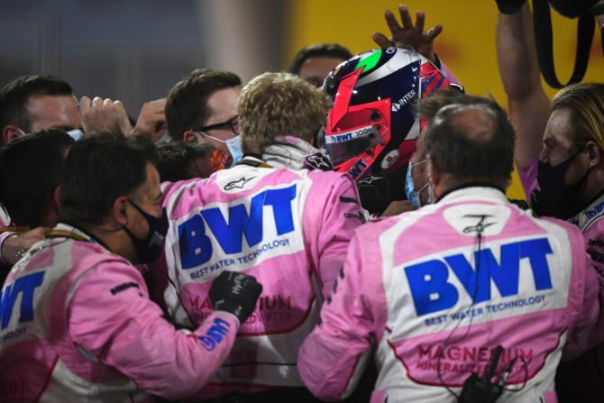 El mexicano celebra con los miembros en el Circuito Internacional de Bahréin el 06 de diciembre de 2020. Crédito: Rudy Carezzevoli / Getty Images