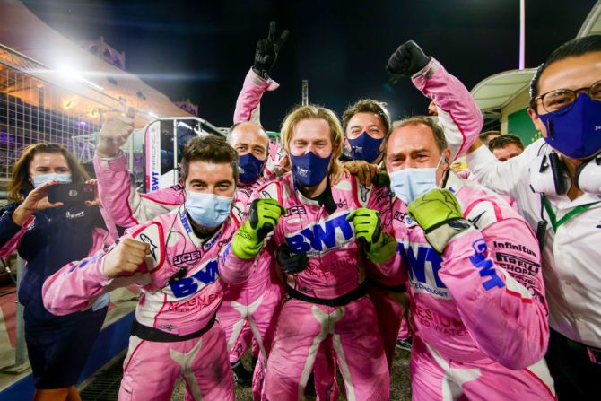 Racing Point celebra a Sergio Pérez de México tras ganar el Gran Premio de F1 de Sakhir en el Circuito Internacional de Bahrein el 6 de diciembre de 2020. Crédito: Peter Fox / Getty Images