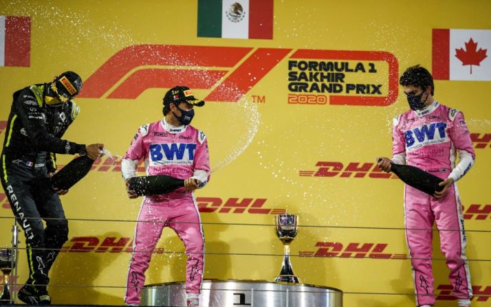 El piloto francés de Renault, Esteban Ocon, el piloto mexicano de Racing Point Sergio Pérez y el piloto canadiense de Racing Point Lance Stroll, celebran en el podio después del Gran Premio de Fórmula Uno de Sakhir. Crédito: BRYN LENNON / POOL / AFP a través de Getty Images