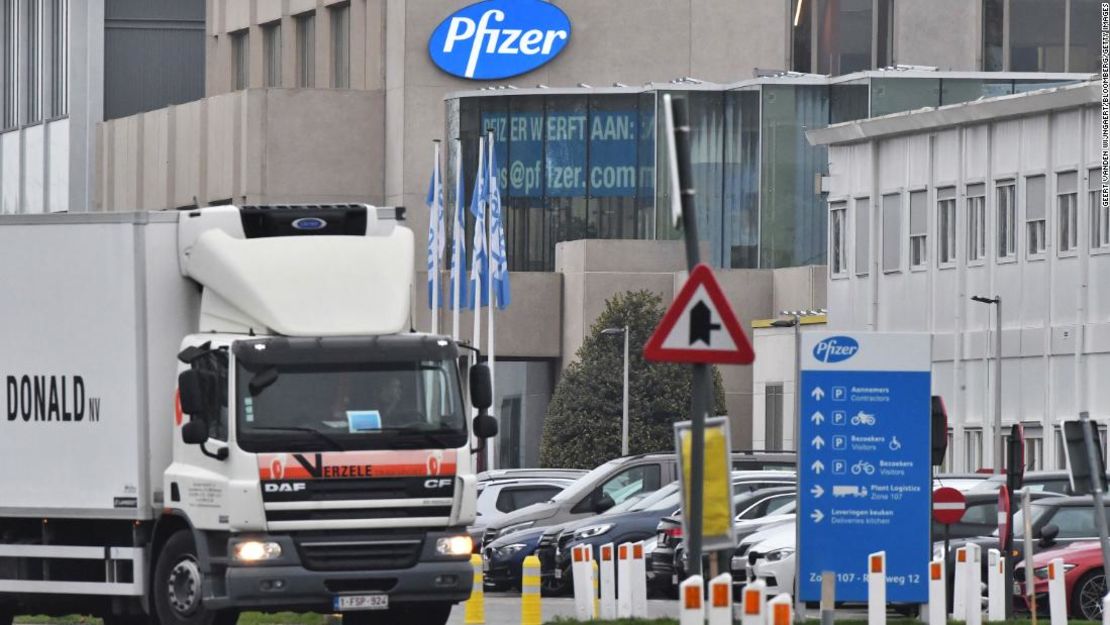 Un camión de transporte de almacenamiento en frío con temperatura controlada sale de las instalaciones de Pfizer en Puurs, Bélgica, el 3 de diciembre de 2020.