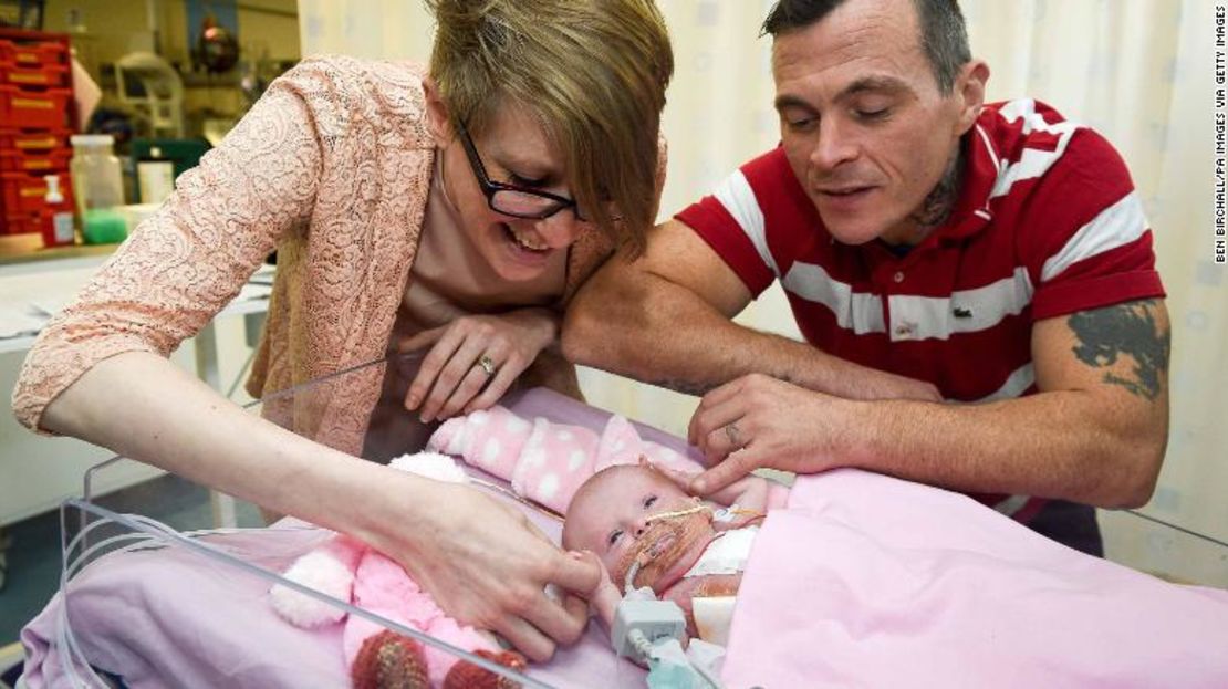 Vanellope Hope Wilkins junto a sus padres Naomi Findlay y Dean Wilkins, en el Hospital Glenfield en Leicester.