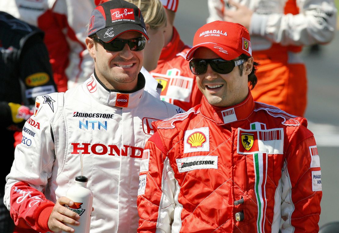 Melbourne, 18 de Marzo 2007.  Rubens Barrichello (izquierda) y Felipe Massa (derecha) comparten un momento durante el Gran Premio de Australia.