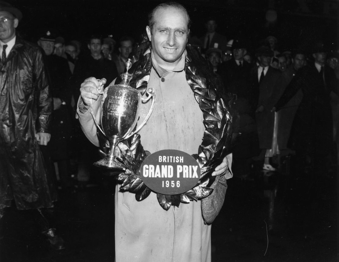 19th Septiembre de 1956. Juan Fangio celebra su triunfo en Silverstone.