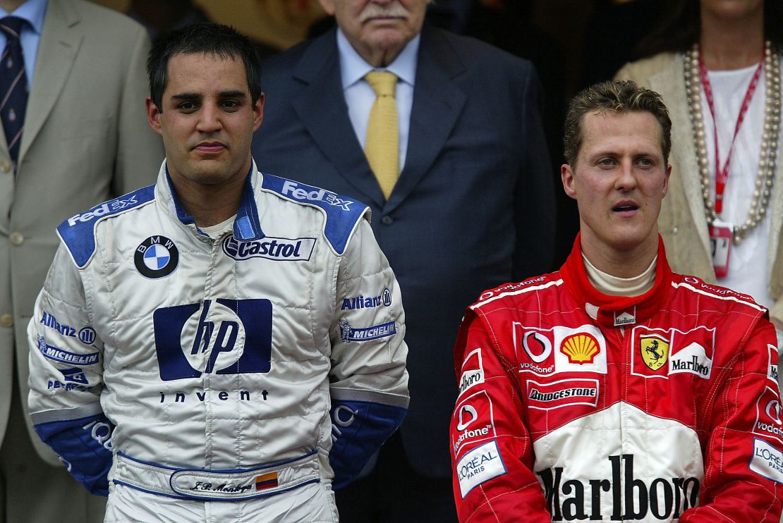 Juan Pablo Montoya (izquierda) y Michael Schumacher (derecha) en el podio del Gran Premio de Mónaco Formula en Junio 1 de 2003. (Foto Clive Rose/Getty Images).