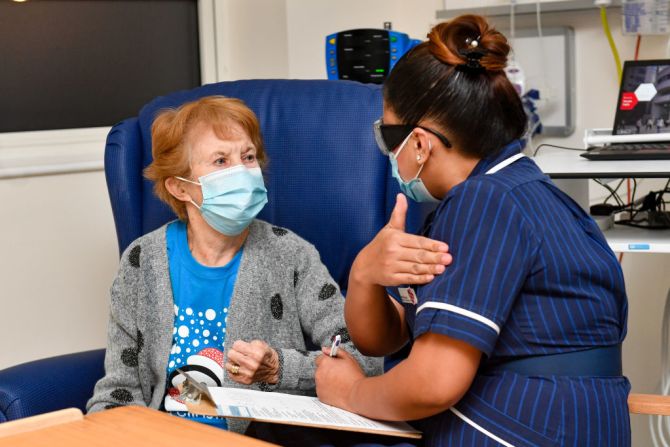 A las 6:31 am, Margaret Keenan, conocida por sus amigos y familiares como Maggie, recibió la primera dosis de la enfermera May Parsons en el Hospital Universitario de Coventry.