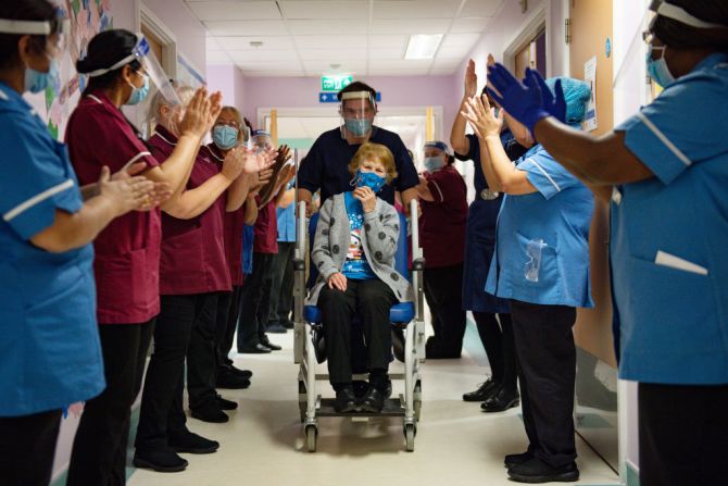 El secretario de Salud del Reino Unido, Matt Hancock, dijo en Sky News: "Me siento muy emocionado al ver esas fotos. Ha sido un año tan difícil para tantas personas y finalmente lo hemos superado, nuestra luz al final del túnel, como mucha gente dice. Y con solo ver a Margaret allí, parece tan simple tener una inyección en el brazo, pero eso protegerá a Margaret y protegerá a las personas que la rodean".