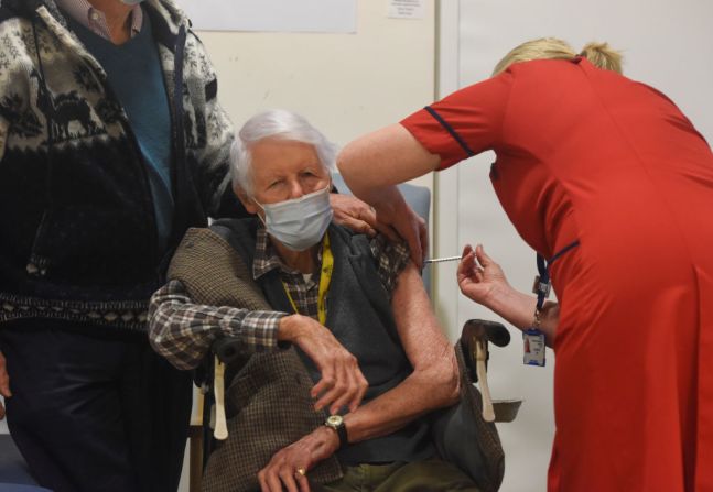 Michael Tibbs, de 99 años, recibió la vacuna de Pfizer de Liz Rix, enfermera jefe del Hospital Reina Alejandra en Portsmouth.