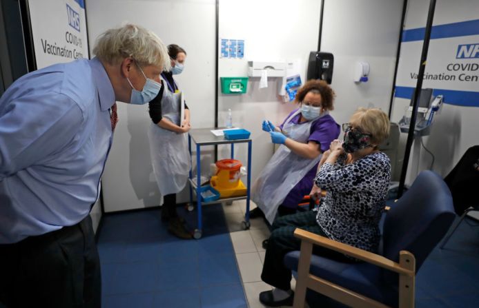 Boris Johnson recorrió un centro de vacunas recientemente inaugurado en Londres el martes temprano.