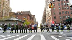 CNNE 926489 - bomberos de nueva york eluden la vacuna contra el covid-19