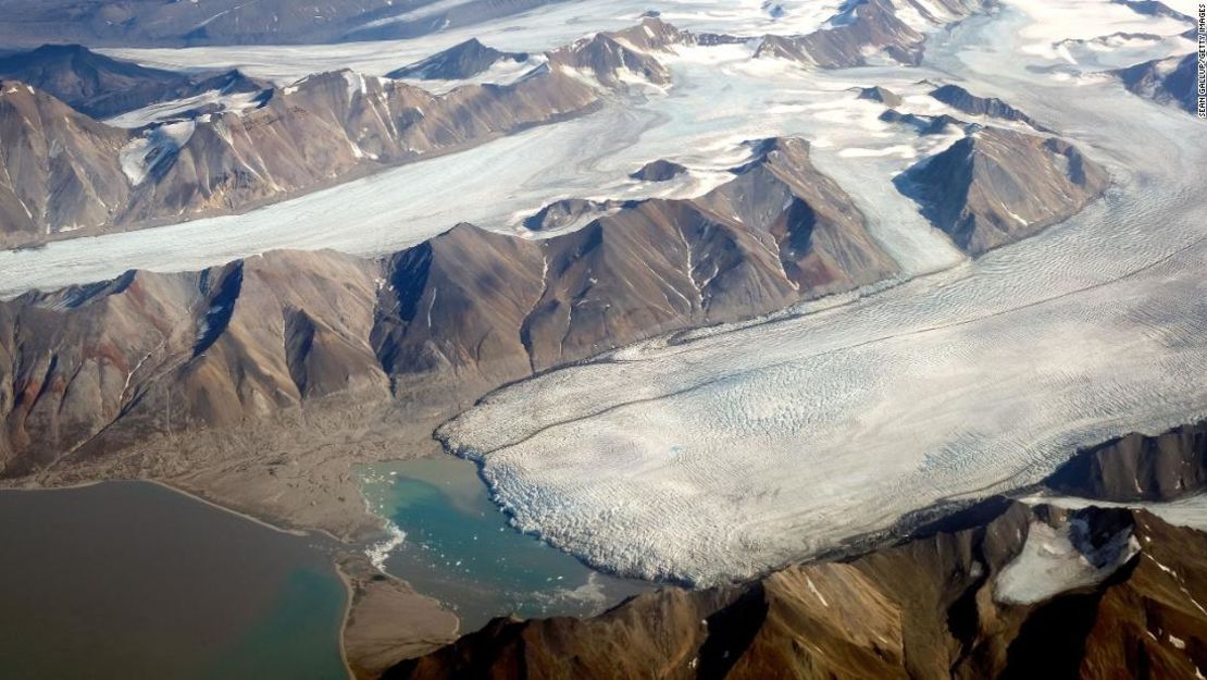 Glaciares se derriten durante una ola de calor de verano en el archipiélago de Svalbard el 28 de julio de 2020, cerca de Longyearbyen, Noruega.