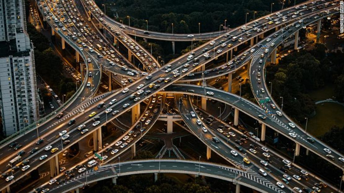 Los vehículos circulan por la carretera elevada Yan'an en Shanghái, China. Un nuevo estudio encuentra que la masa de materiales incrustados en nuestras carreteras, automóviles y mucho más ahora puede exceder el peso total de toda la biomasa en la Tierra.