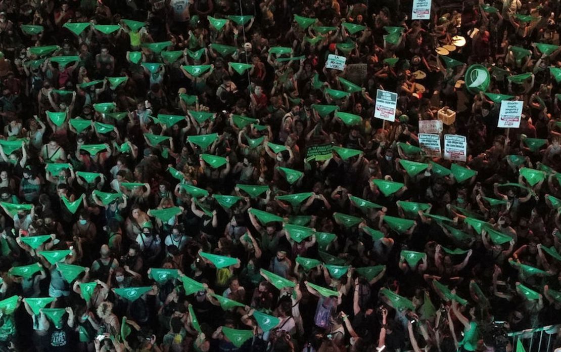 Manifestación a favor del aborto afuera del Congreso en Buenos Aires.