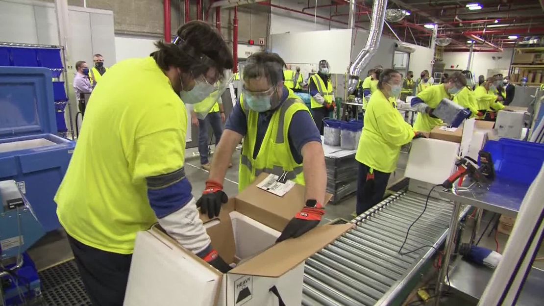 trabajadores empaquetan la vacuna de Pfizer en las instalaciones de la compañía en Kalamazoo, Michigan, el 13 de diciembre de 2020.