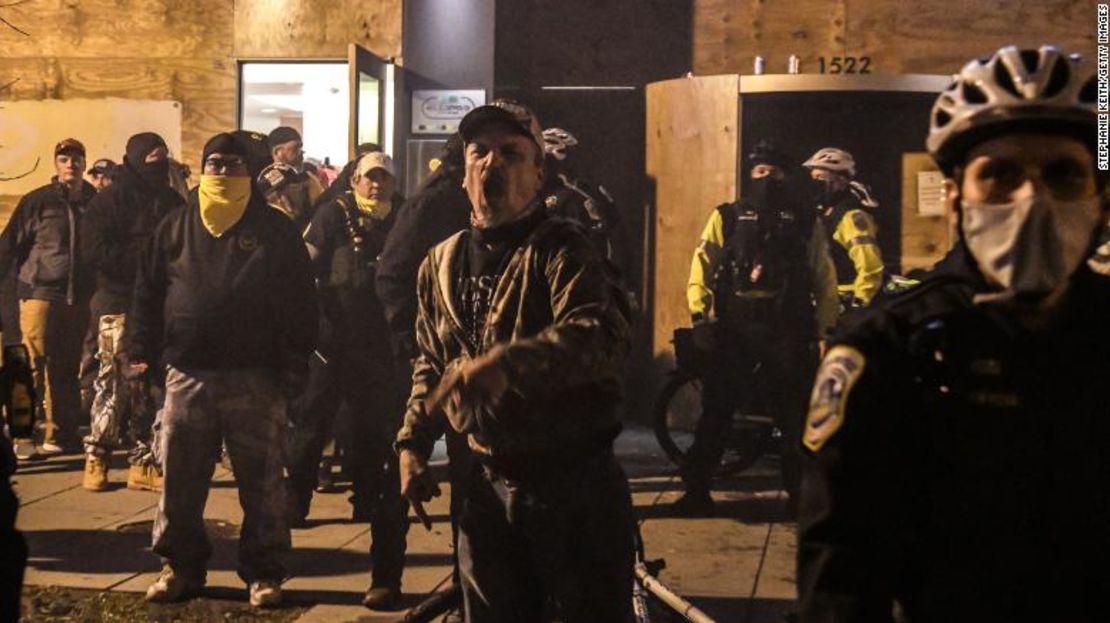 Miembros de los Proud Boys gritan frente a un hotel durante una protesta el 12 de diciembre en Washington.