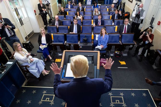 6 de abril - El presidente Donald Trump habla en conferencia sobre el coronavirus en la Casa Blanca.