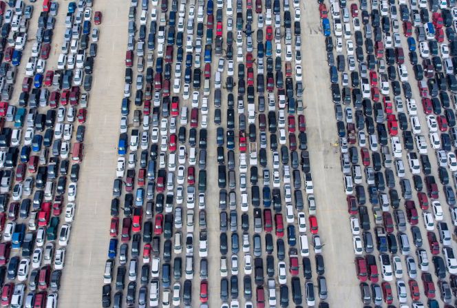 9 de abril - La gente espera en sus coches a que el Banco de Alimentos de San Antonio empiece a distribuir ayudas. La pandemia de coronavirus ha dejado a millones de estadounidenses sin trabajo, y más familias han recurrido a los bancos de alimentos para sobrevivir.