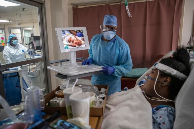 9 de abril - El Dr. Erroll Byer Jr., jefe de Obstetricia y Ginecología del Brooklyn Hospital Center en Nueva York, le muestra a Precious Anderson su hijo recién nacido en un video en vivo. Dio a luz a su bebé dos meses antes de la fecha prevista porque estaba teniendo dificultades en su lucha contra el coronavirus.