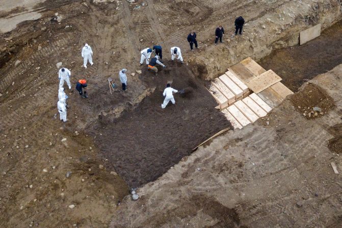 9 de abril - Trabajadores entierran cuerpos en Hart Island, un cementerio público de la ciudad de Nueva York. Por un periodo corto, Nueva York fue el epicentro del coronavirus en Estados Unidos.