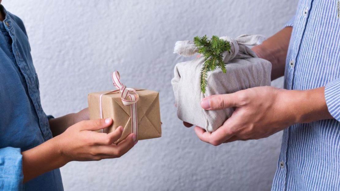 Los regalos caseros no son solo para los niños. Puedes encontrar guías para hacer regalos para personas con distintos intereses.