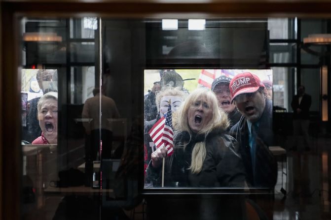 13 de abril - Manifestantes protestan frente a la sede del gobierno y edificio del Capitolio de Ohio para para expresar su oposición a las órdenes de quedarse en casa. En otros estados también se produjeron protestas a medida que la gente se preocupaba más por las consecuencias económicas de la pandemia.