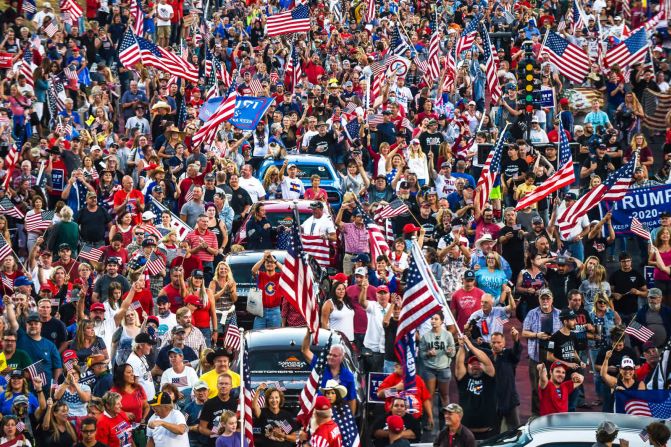 1 de septiembre - La gente se reúne para el mitin "Paren el Caos de Covid" en el Bandimere Speedway en Morrison, Colorado. Estaban protestando por las órdenes ejecutivas de salud pública del gobernador Jared Polis sobre el coronavirus. Michael Ciaglo / The Denver Gazette