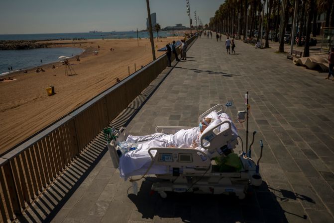 4 de septiembre - Francisco España, que se estaba recuperando del coronavirus, mira el mar Mediterráneo desde un paseo marítimo en Barcelona, España. El Hospital del Mar estaba llevando a los pacientes a la playa como parte de su proceso de recuperación. Emilio Morenatti / AP