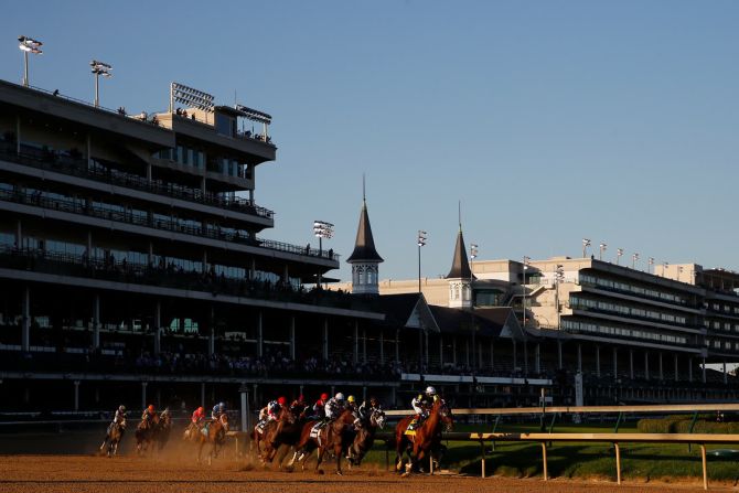 5 de septiembre - Authentic, montado por el jockey John Velázquez, lidera la carrera en el Derby de Kentucky. Authentic ganó la carrera, que se celebró con un número limitado de espectadores debido a la pandemia. Gregory Shamus / Getty Images