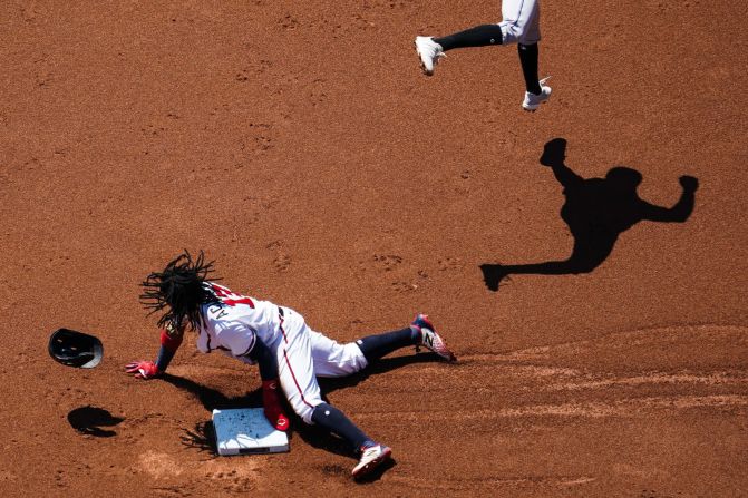 7 de septiembre: Ronald Acuña Jr. de Atlanta roba la segunda base durante un juego de Grandes Ligas contra Miami. Kevin D. Liles / Atlanta Braves