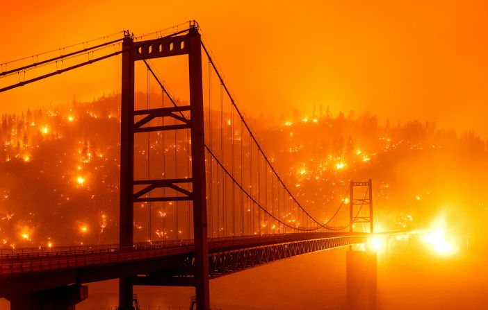 9 de septiembre: En esta foto, que fue tomada con una velocidad de obturación lenta, las brasas del incendio Bear Fire iluminan una ladera en Oroville, California. Noah Berger / AP