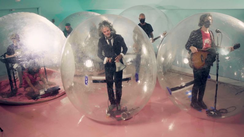 11 de septiembre: The Flaming Lips se presentan en burbujas de plástico en "The Tonight Show Starring Jimmy Fallon". NBC / Getty Images