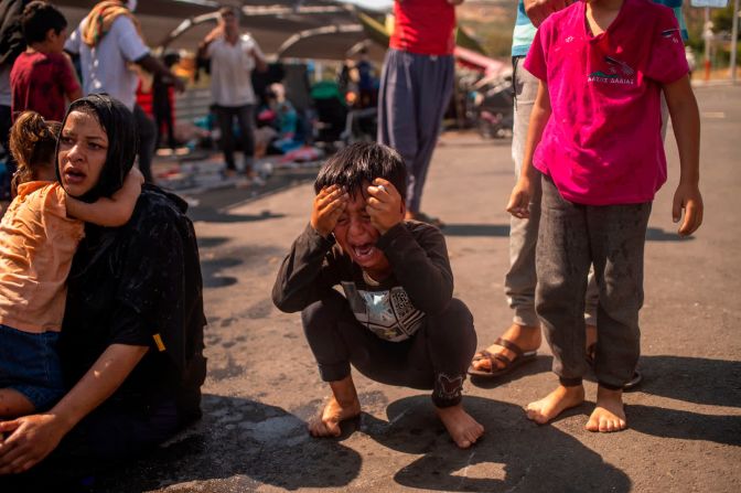 12 de septiembre: Un joven migrante reacciona después de que la policía lanzara gases lacrimógenos contra manifestantes en la isla griega de Lesbos. Los migrantes protestaban por el nuevo campamento que se estaba estableciendo para reemplazar el campamento destruido por el fuego a principios de esa semana. El campamento de Moria albergaba a unas 13.000 personas, más de seis veces su capacidad máxima de 2.200 personas. Era el campo de inmigrantes más grande de Europa. Angelos Tzortzinis / AFP / Getty Images