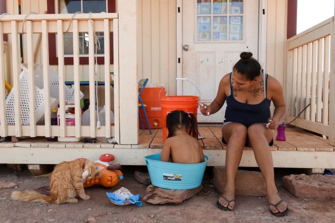 17 de septiembre: Summer Weeks baña a su hija de 2 años, Ravynn, en una tina fuera de su casa cerca de Gap, Arizona. La familia vive en una casa en Navajo Nation sin agua corriente ni electricidad. “Crecí de esta manera, así que estoy acostumbrada”, dijo. “Vine aquí porque quería que mis hijos tuvieran el mismo tipo de crianza que tuve yo”. Stephanie Keith / Reuters