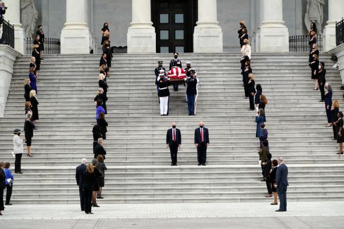 25 de septiembre: Miembros del Congreso se alinean en los escalones del Capitolio de Estados Unidos para honrar a la jueza de la Corte Suprema Ruth Bader Ginsburg. Ginsburg se convirtió en la primera mujer en yacer en cámara ardiente en el Capitolio, según historiadores del Congreso. Jabin Botsford / The Washington Post / Getty Images