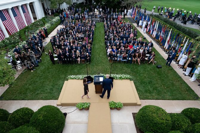 26 de septiembre: Amy Coney Barrett, postulada a la Corte Suprema, se acerca al podio y al presidente de Estados Unidos, Donald Trump, durante un evento en el Jardín de las Rosas de la Casa Blanca. Al menos 12 personas que asistieron al evento, incluido el presidente, dieron positivo al coronavirus. Alex Brandon / AP