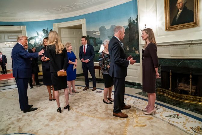 26 de septiembre: El senador estadounidense Thom Tillis, quien luego dio positivo por covid-19, habla con la nombrada a la Corte Suprema Amy Coney Barrett durante una recepción en la Casa Blanca. A la izquierda, el presidente Donald Trump y la primera dama Melania Trump conversan con la senadora estadounidense Kelly Loeffler. Doug Mills / The New York Times / Redux