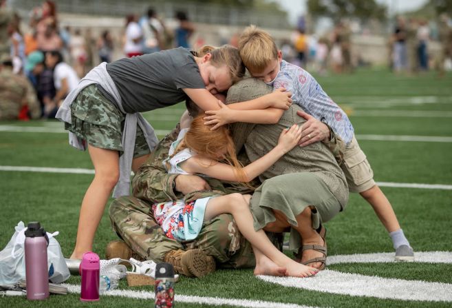 27 de septiembre: El capitán de la Guardia Nacional del Ejército Bryan Woodward se despide de su esposa, Summer, y de sus hijos (de izquierda a derecha, Ellavyn, Bryna y Eros) en una ceremonia de despliegue en Austin, Texas. Él y otros miembros de la Guardia Nacional se dirigían al suroeste de Asia durante nueve a 10 meses como parte de la Operación Escudo Espartano, que busca fortalecer las relaciones con los países socios. Jay Janner / Austin American-Statesman / USA Today Network