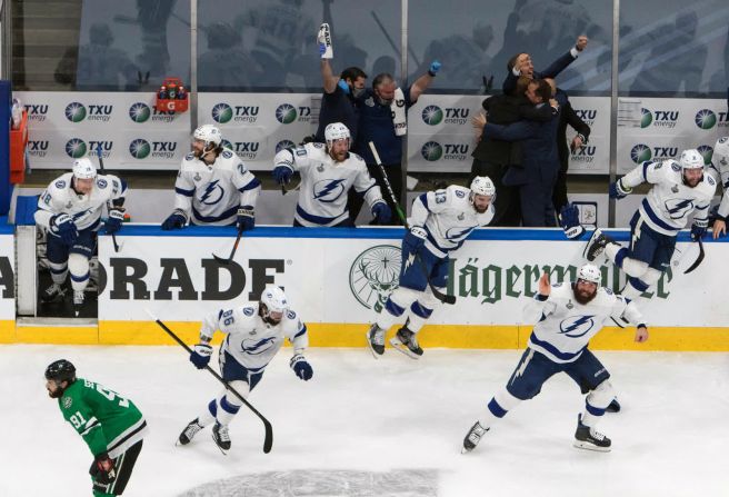 28 de septiembre: Los miembros del Tampa Bay Lightning celebran después de ganar los playoffs de la Copa Stanley en Edmonton, Alberta. Fue el segundo título de Lightning en su historia. Jason Franson / The Canadian Press / AP