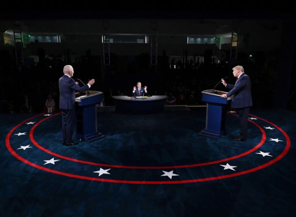 29 de septiembre: El presidente de Estados Unidos, Donald Trump, a la derecha, y el candidato demócrata, Joe Biden, participan en el primer debate presidencial. En el centro está el moderador Chris Wallace, quien tenía las manos ocupadas ya que el debate a menudo se convertía en gritos, rencor y conversaciones cruzadas que a veces hacían imposible seguir de qué hablaban los candidatos. Olivier Douliery / AFP / Getty Images