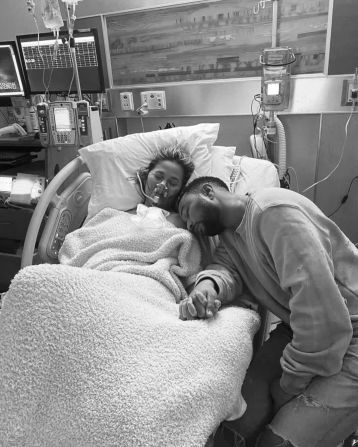 30 de septiembre: La modelo y presentadora de televisión Chrissy Teigen publicó esta foto de ella y su esposo, el cantante John Legend, cuando reveló que habían perdido a su hijo después de complicaciones del embarazo. "En estos días más oscuros, lloraremos, lloraremos nuestros ojos", escribió en Instagram. "Pero nos abrazaremos y amaremos más fuerte y lo superaremos". De Chrissy Teigen / Instagram