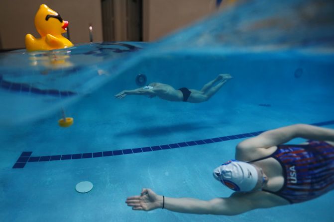 28 de abril -La aspirante olímpica Phoebe Bacon entrena con su hermano, Finn, en la piscina de 15 metros de un amigo en Potomac, Maryland. Ella es otro ejemplo de los atletas que hicieron lo mejor que podían con los recursos disponibles durante la pandemia.