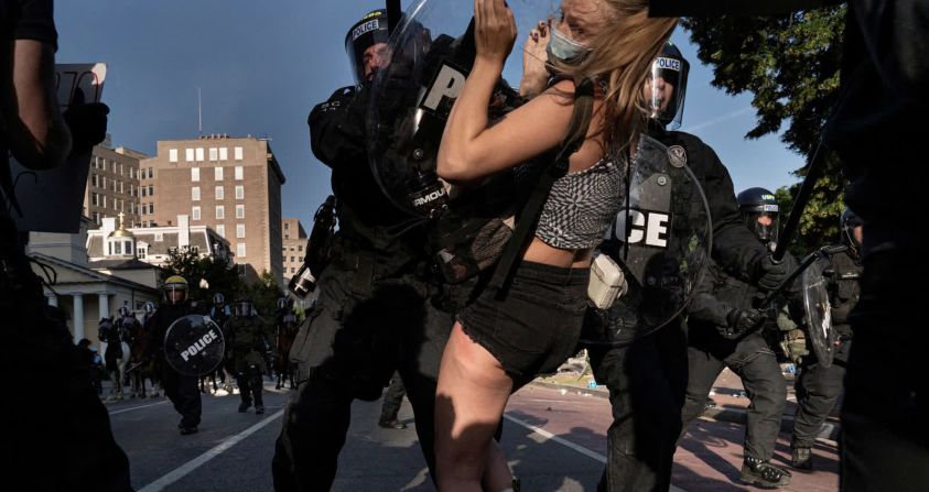 1 de junio –– La policía antidisturbios se lanza contra manifestantes en el parque Lafayette en la ciudad de Washington. Las personas protestaban pacíficamente cerca de la Casa Blanca cuando la policía comenzó a disparar balas de goma, gases lacrimógenos y explosiones contra la multitud. Los agentes dispersaban la calle para permitir que el presidente Donald Trump caminara hasta la Iglesia Episcopal de St. John para una sesión de fotos.