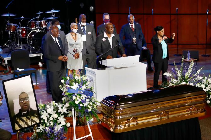 4 de junio –– Philonise Floyd habla en el funeral de su hermano George en Minneapolis. Aseguró que George "tocó muchos corazones" y que la cantidad de personas en su funeral era un testimonio de eso. "Todo el mundo quiere justicia, nosotros queremos justicia para George", dijo Philonise. "La va a conseguir".