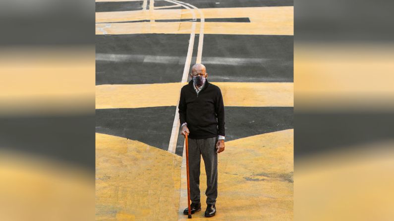 7 de junio –– El representante estadounidense John Lewis posa para una foto en la plaza Black Lives Matter, en la ciudad de Washington. Lewis, una leyenda de los derechos civiles y congresista, murió en julio a la edad de 80 años.