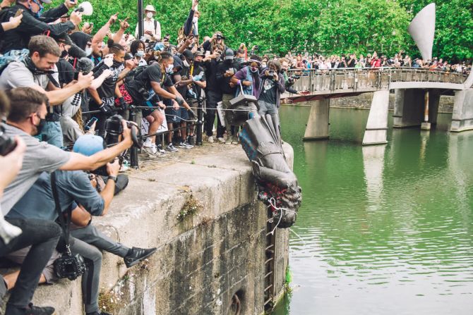 7 de junio –– Manifestantes en Bristol, Inglaterra, arrojan una estatua de Edward Colston al río Avon durante una protesta de Black Lives Matter. El sitio web de los Museos de Bristol describe a Colston como un "filántropo venerado/comerciante de esclavos" del siglo XVII.