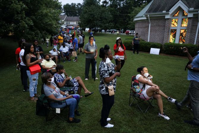 9 de junio –– Votantes hacen fila en Christian City, un hogar de cuidados, para emitir sus boletas electorales de primarias en Union City, Georgia. Las demoras en las votaciones en Georgia llevaron a los funcionarios estatales a solicitar investigaciones. Algunos votantes pasaron horas esperando en fila.