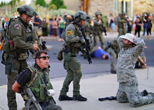 15 de junio –– La policía de Albuquerque, Nuevo México, detiene a miembros de la Guardia Civil de Nuevo México, un grupo civil armado, después de que un hombre recibiera disparos durante una protesta. El tiroteo ocurrió cuando los manifestantes intentaban derribar una estatua del conquistador español Juan de Oñate. Un hombre de 31 años fue arrestado en relación con los disparos, dijo la policía. La Guardia Civil de Nuevo México le dijo a CNN por correo electrónico que el hombre no era parte de su grupo.