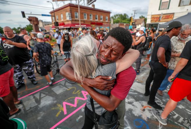 19 de junio –– Kathy Boyum y Jeffrey Edwards se abrazan en Minneapolis durante un evento que celebra el Juneteenth. La festividad del Juneteenth conmemora el fin de la esclavitud en Estados Unidos.