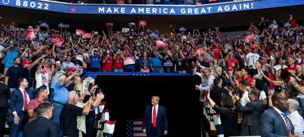 20 de junio –– El presidente de Estados Unidos, Donald Trump, llega a un mitin de campaña en Tulsa, Oklahoma. Fue su primer evento de campaña desde el comienzo de la pandemia de coronavirus, y el lugar para celebrarlo generó preocupaciones sobre la posible propagación del virus. Aproximadamente 6.200 personas se presentaron en el BOK Center, con capacidad para 19.199 personas.